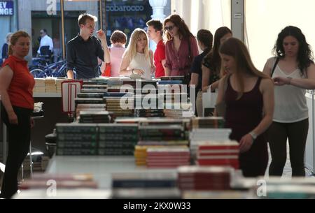 12.06.2017., Croazia, Zagabria - Una grande tenda bianca sulla piazza principale della città ha attratto molte persone che potrebbero avere una grande selezione di libri in essa. Foto: Sanjin Strukic/PIXSELL Foto Stock