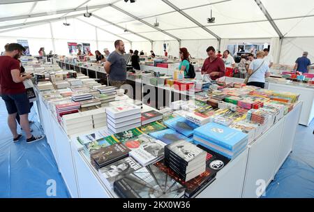 12.06.2017., Croazia, Zagabria - Una grande tenda bianca sulla piazza principale della città ha attratto molte persone che potrebbero avere una grande selezione di libri in essa. Foto: Sanjin Strukic/PIXSELL Foto Stock