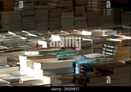 12.06.2017., Croazia, Zagabria - Una grande tenda bianca sulla piazza principale della città ha attratto molte persone che potrebbero avere una grande selezione di libri in essa. Foto: Sanjin Strukic/PIXSELL Foto Stock