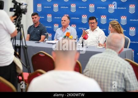 L'assistente tecnico Ivan Maric, NK rude il direttore dello sport e NK rude il nuovo responsabile Inaki Alonso partecipano alla conferenza stampa. Alonso viene presentato ai media come nuovo team manager della NK rudes. NK rudes si discherà nella prima lega di calcio croata nella stagione 2017/18. Foto: Jurica Galoic/PIXSELL Foto Stock