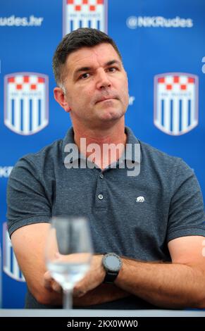 Assistente allenatore Ivan Maric durante una conferenza stampa. Alonso viene presentato ai media come nuovo team manager della NK rudes. NK rudes si discherà nella prima lega di calcio croata nella stagione 2017/18. Foto: Jurica Galoic/PIXSELL Foto Stock