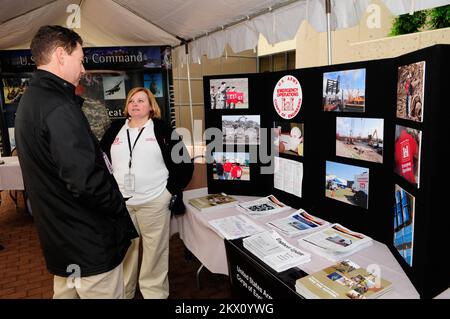 Washington, DC, 20 maggio 2008 United States Army Corps of Engineers, dipendente discute il loro programma mentre il pubblico vede il proprio stand in occasione degli eventi Hurricane Awareness Day ospitati dalla FEMA, presso la loro sede nel Distretto di Columbia. Barry Bahler/FEMA. Fotografie relative a disastri e programmi, attività e funzionari di gestione delle emergenze Foto Stock