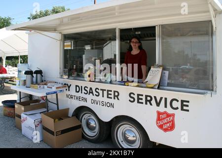 Gravi tempeste, tornado, ed allagando, Palo, IA, 18 giugno 2008 volontario dell'Esercito di salvezza Christine Greathouse mans il rimorchio alimentare al Centro di recupero di disastro FEMA ha aperto qui oggi. Ogni edificio di questa piccola città ha subito danni a causa delle inondazioni record della scorsa settimana, e molti sono inabitabili. Fotografie relative a disastri e programmi, attività e funzionari di gestione delle emergenze Foto Stock