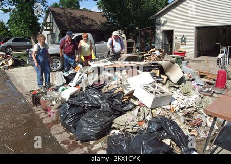 Gravi tempeste, tornado, ed allagando, Palo, IA, 18 giugno 2008 norma e Wayne McVey sono aiutati dall'amico Connie Crispin e dal cognato Cal Moore accumulano detriti dall'alluvione delle ultime settimane. Ogni edificio di questa piccola città a nord-ovest di Cedar Rapids è stato danneggiato. Fotografie relative a disastri e programmi, attività e funzionari di gestione delle emergenze Foto Stock