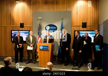 Conferenza stampa presso la sede centrale della FEMA sulle inondazioni del Midwest. Fotografie relative a disastri e programmi, attività e funzionari di gestione delle emergenze Foto Stock