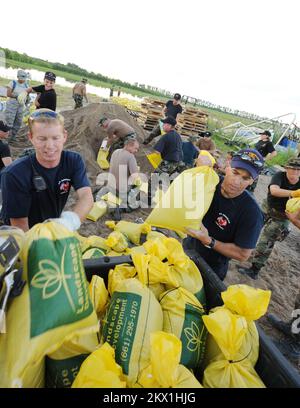 Forti tempeste e inondazioni, St. Charles County, Missouri, 22 giugno 2008 Città di St Il capitano del fuoco Charles Richard Ohlms, a destra, e il capitano David Lewis caricano i sacchi di sabbia in un gator al levee di Elm Point per aiutare con gli sforzi continui per impedire che l'acqua covino sopra il levee. St Charles County, Missouri, 22 giugno 2008 -- Città di St Il capitano del fuoco Charles Richard Ohlms, a destra, e il capitano David Lewis caricano i sacchi di sabbia in un gator al levee di Elm Point per aiutare con gli sforzi continui per mantenere l'acqua dal rovesciarsi sopra il levee. Fotografie relative alle catastrofi e al programma di gestione delle emergenze Foto Stock