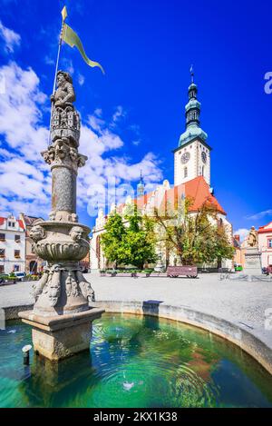 Tabor, Repubblica Ceca. Immagine del paesaggio urbano di Piazza Zizka, fontana costruita dallo stonemasone Martin di Susice nel 1567, Boemia storica. Foto Stock