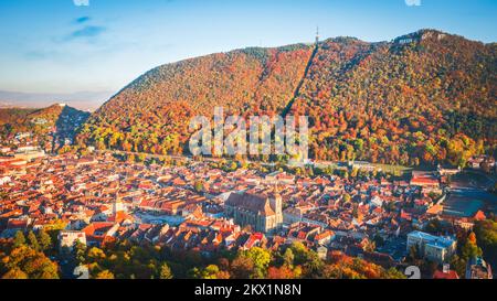 Brasov, Romania - veduta aerea del centro storico, Piazza del Consiglio, Torre di Wthite e Chiesa Nera, paesaggio autunnale in Transilvania. Foto Stock