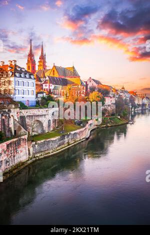 Basilea, Svizzera. Splendida città sulle rive del Reno con i colori del tramonto della Cattedrale di Munster. Incantevole paesaggio svizzero. Foto Stock