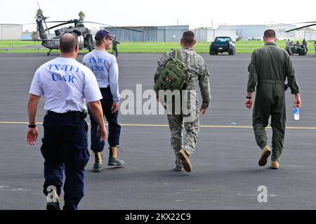 Hurricane Dolly, Welasco,TX, 25 luglio 2008 i membri del Texas Search and Recover Team, della Texas-Task Force 1 e i membri dell'equipaggio della Guardia Nazionale dell'Esercito del Texas si sono Uniti per salvare due sopravvissuti intrappolati nella loro auto lungo l'argine vicino Edimburgo, Tx, tre giorni dopo che l'uragano Dolly li ha bloccati. Barry Bahler/FEMA. Fotografie relative a disastri e programmi, attività e funzionari di gestione delle emergenze Foto Stock