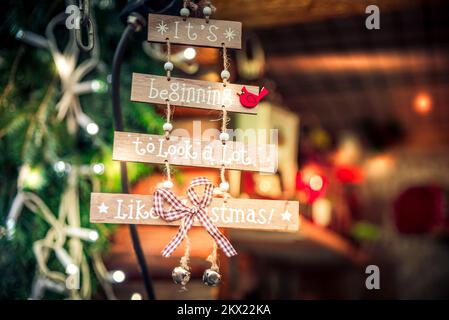 Brasov, Romania. Inverno decorazioni artigianali presso il Mercato di Natale, Transilvania landmark. Foto Stock