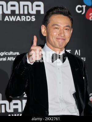 Osaka, Giappone. 30th Nov 2022. L'attore sudcoreano Hwang Jung-min partecipa all'evento Red carpet del 2022 MAMA (Mnet Asian Music Awards) di Osaka, Giappone, mercoledì 30 novembre 2022. Foto di Keizo Mori/UPI Credit: UPI/Alamy Live News Foto Stock