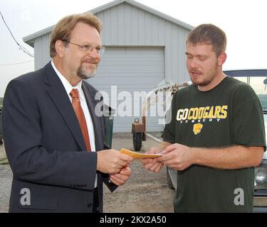 Gravi tempeste, tornado, ed allagando, Palo, IA, 28 agosto 2008 l'Ufficio Rebuild Iowa e la Federal Emergency Management Agency hanno annunciato il premio di quasi $ 1 milioni di assistenza per la rimozione di detriti di alluvione alla città di Palo. Nella foto è raffigurato David L. Miller (a sinistra), rappresentante autorizzato del governatore Chet Culver che presenta l'assegno al sindaco Jeff Beauregard della città di Palo. La rimozione dei detriti è una spesa rimborsabile nell'ambito del programma di assistenza pubblica della FEMA. Fotografie relative a disastri e programmi, attività e funzionari di gestione delle emergenze Foto Stock