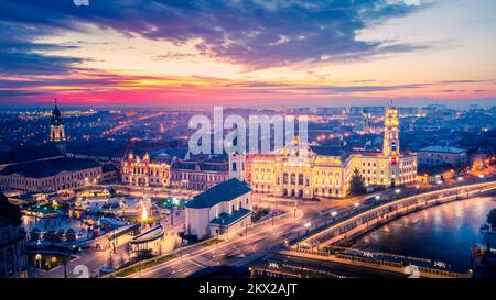 Oradea, Romania. Vista aerea del mercato di Natale in Union Square, viaggio turistico di Crisana, Transilvania - Europa orientale. Foto Stock