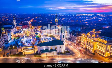 Oradea, Romania. Vista aerea del mercato di Natale in Union Square, viaggio turistico di Crisana, Transilvania - Europa orientale. Foto Stock