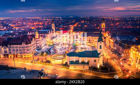 Oradea, Romania. Vista aerea del mercato di Natale in Union Square, viaggio turistico di Crisana, Transilvania - Europa orientale. Foto Stock