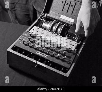 Una macchina di codifica Enigma della seconda guerra mondiale tedesca con le lampadine esposte per la visualizzazione al Discovery Museum Newcastle Foto Stock