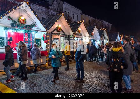 Cluj Napoca, Romania - Dicembre 2021. Mercatino di Natale e fiera delle fiabe invernali in Transilvania, Europa orientale. Foto Stock