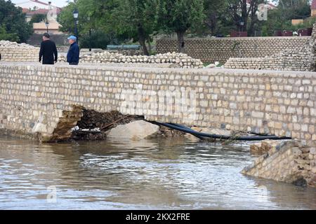 12.09.2017., Nin, Croazia - piogge forti hanno causato enormi problemi nella città vicina Zara. Un ponte pedonale che collega la città vecchia (situata su una piccola isola) con la terraferma è stato distrutto, proprio intorno alla parte centrale, da un torrente infuriante. Anche il ponte per il traffico veicolare è stato sommerso, rendendolo impraticabile. La grave alluvione distrusse anche le saline e il vicino parco giochi. Gli asili sono chiusi e la scuola è fuori. Foto: Dino Stanin/PIXSELL Foto Stock