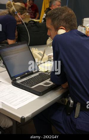 Hurricane Gustav, New Orleans, LA, 1 settembre 2008 il funzionario della Guardia Costiera uno il telefono al Joint Field Office (JFO) Baton Rouge. Jacinta Quesada/FEMA.. Fotografie relative a disastri e programmi, attività e funzionari di gestione delle emergenze Foto Stock