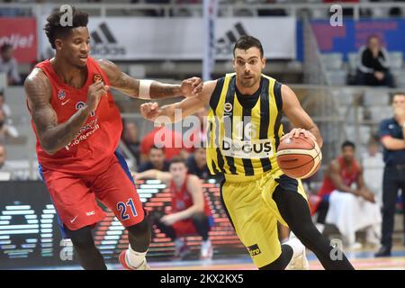 24.09.2017., Zadar, Croazia - Zadar Dogus Torneo di pallacanestro tra Fenerbahce Dogus - CSKA Mosca allo Sport Centre Visnjik - Kresimir Cosic Hall a Zadar, Croazia, 24 settembre 2017. Konstantinos Sloukas, Will Clyburn. Foto: Dino Stanin/PIXSELL Foto Stock