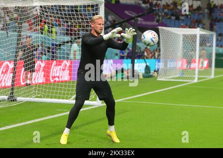 Al Wakrah, Qatar. 30th Nov 2022. Kasper Schmeichel di Danimarca si scalda durante la partita di Coppa del mondo FIFA Qatar 2022 Group D tra Australia e Danimarca allo Stadio al Janoub di al Wakrah, Qatar, il 30 novembre 2022. Foto di Peter Dovgan. Solo per uso editoriale, licenza richiesta per uso commerciale. Non è utilizzabile nelle scommesse, nei giochi o nelle pubblicazioni di un singolo club/campionato/giocatore. Credit: UK Sports Pics Ltd/Alamy Live News Foto Stock