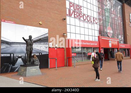 15.10.2017., Liverpool, Inghilterra - Anfield è uno stadio di calcio con una capacità di 54.074 posti a sedere che lo rende il sesto stadio di calcio più grande in Inghilterra. È stata la casa di Liverpool F.C. fin dalla loro formazione nel 1892. Fu originariamente la casa di Everton F.C. dal 1884 al 1891. Lo stadio ha quattro stand: Lo Spion Kop, il Main Stand, il Centenary Stand (in seguito rinominato Kenny Dalglish Stand) e Anfield Road. Una statua in bronzo dell'ex manager di Liverpool Bill Shankly si trova fuori dallo stadio, di fronte allo stand Kop. Foto: Luka Stanzl/PIXSELL Foto Stock