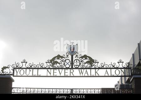 15.10.2017., Liverpool, Inghilterra - Anfield è uno stadio di calcio con una capacità di 54.074 posti a sedere che lo rende il sesto stadio di calcio più grande in Inghilterra. È stata la casa di Liverpool F.C. fin dalla loro formazione nel 1892. Fu originariamente la casa di Everton F.C. dal 1884 al 1891. Lo stadio ha quattro stand: Lo Spion Kop, il Main Stand, il Centenary Stand (in seguito rinominato Kenny Dalglish Stand) e Anfield Road. Le porte Shankly, in omaggio a Bill Shankly, predecessore di Paisley tra il 1959 e il 1974, si trovano alla fine di Anfield Road Il loro disegno include una bandiera scozzese, uno Scot Foto Stock