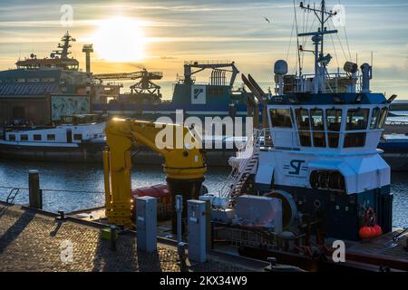 Le navi ormeggiano presso i moli del porto di Harlingen, Paesi Bassi 2021. moor presso un molo nel porto di Harlingen, Paesi Bassi 2021. Foto Stock