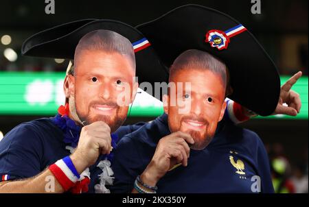 AR Rayyan, Qatar, 30th novembre 2022. Tifosi francesi con maschere Giroud durante la partita della Coppa del mondo FIFA 2022 al Education City Stadium, Ar Rayyan. Il credito per le immagini dovrebbe essere: David Klein / Sportimage Credit: Sportimage/Alamy Live News Foto Stock