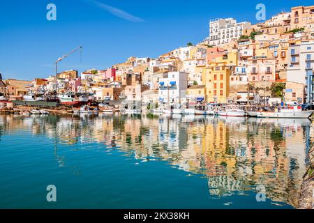 Sciacca, Sicilia, Italia con riflessi acquei al porto. Foto Stock