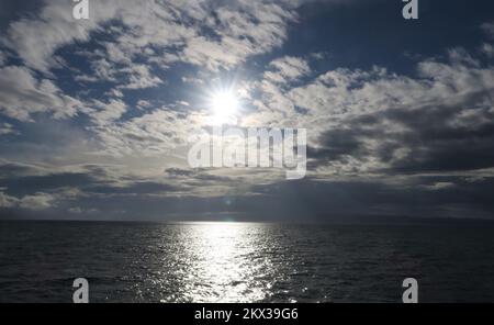 08.11.2017., Croazia, Hvar - Nubi sparse sul mare. Foto: Ivo Cagalj/PIXSELL Foto Stock