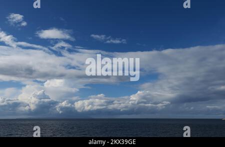 08.11.2017., Croazia, Hvar - Nubi sparse sul mare. Foto: Ivo Cagalj/PIXSELL Foto Stock