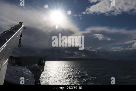 08.11.2017., Croazia, Hvar - Nubi sparse sul mare. Foto: Ivo Cagalj/PIXSELL Foto Stock