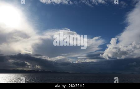 08.11.2017., Croazia, Hvar - Nubi sparse sul mare. Foto: Ivo Cagalj/PIXSELL Foto Stock