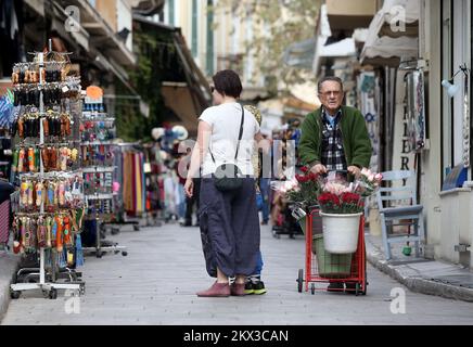 12.11.2017., Atene, Grecia - Atene è la capitale della Grecia. Era anche nel cuore dell'antica Grecia, una potente civiltà e impero. La città è ancora dominata da monumenti storici del 5th° secolo a.C., tra cui l'Acropoli, una cittadella collinare sormontata da antichi edifici come il tempio del Partenone colonnato. Il Museo dell'Acropoli, insieme al Museo Archeologico Nazionale, conserva sculture, vasi, gioielli e molto altro dall'antica Grecia. Vita quotidiana nel centro di Atene. Foto: Igor Kralj/PIXSELL Foto Stock