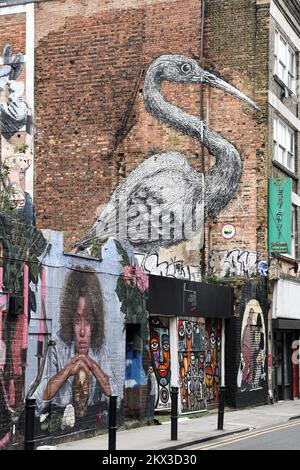 Un uccello della gru dell'artista di strada belga Roa, su Hanbury Street, Shoreditch, Londra Foto Stock