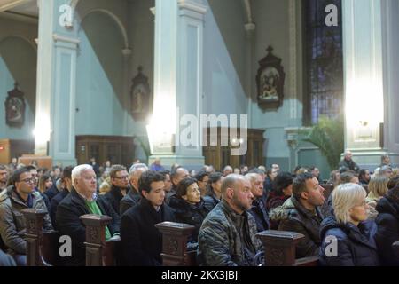 29.11.2017., Zagabria, Croazia - il Tribunale penale internazionale per l'ex Jugoslavia ha pronunciato la sua ultima sentenza in un appello di sei leader politici e militari croati bosniaci condannati nel 2013 per aver perseguitato, espulso e assassinato musulmani bosniaci durante la guerra del 1992-1995. Il convenuto, Slobodan Praljak, bevve fluido sconosciuto da una piccola bottiglia o fiasca dopo aver udito la sua condanna di 20 anni è stato confermato . Messa per Slobodan Praljk nella Basilica del Sacro cuore di Gesù Foto: Luka Stanzl/PIXSELL Foto Stock