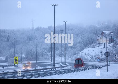 30.11.2017., Mala Kapela, Croazia - l'autostrada A1 è sgombrata di neve