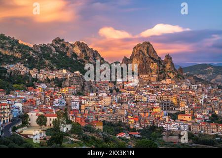 Gagliano Castelferrato, Italia in Sicilia al tramonto. Foto Stock