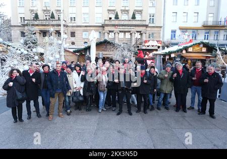 06.12.2017., Zagabria, Croazia - apertura di una casa francese in piazza Josip Jelacic durante l'Avvento a Zagabria e mercatino di Natale. Foto: Sanjin Strukic/PIXSELL Foto Stock