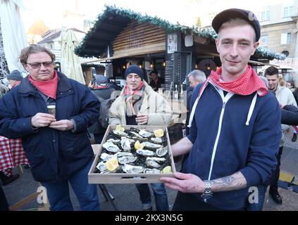 06.12.2017., Zagabria, Croazia - apertura di una casa francese in piazza Josip Jelacic durante l'Avvento a Zagabria e mercatino di Natale. Foto: Sanjin Strukic/PIXSELL Foto Stock