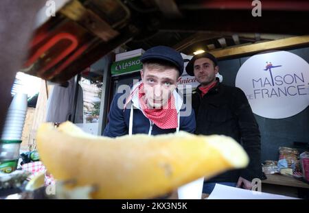 06.12.2017., Zagabria, Croazia - apertura di una casa francese in piazza Josip Jelacic durante l'Avvento a Zagabria e mercatino di Natale. Foto: Sanjin Strukic/PIXSELL Foto Stock