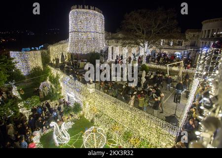 09.12.2017., Rijeka - le luci di Natale sono accese a Trsatska Gradina a Rijeka. Foto: Nel Pavletic/PIXSELL Foto Stock