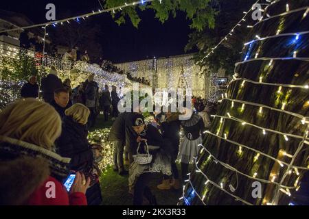 09.12.2017., Rijeka - le luci di Natale sono accese a Trsatska Gradina a Rijeka. Foto: Nel Pavletic/PIXSELL Foto Stock