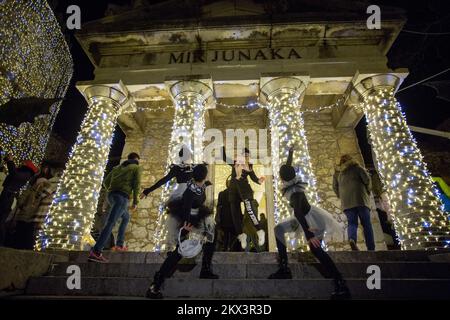 09.12.2017., Rijeka - le luci di Natale sono accese a Trsatska Gradina a Rijeka. Foto: Nel Pavletic/PIXSELL Foto Stock