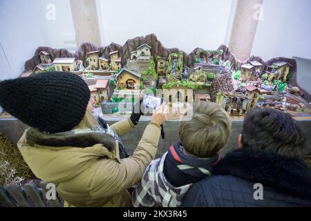 09.12.2017., Rijeka - le luci di Natale sono accese a Trsatska Gradina a Rijeka. Foto: Nel Pavletic/PIXSELL Foto Stock