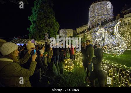 09.12.2017., Rijeka - le luci di Natale sono accese a Trsatska Gradina a Rijeka. Foto: Nel Pavletic/PIXSELL Foto Stock