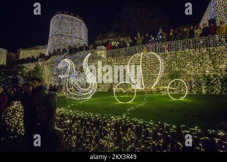 09.12.2017., Rijeka - le luci di Natale sono accese a Trsatska Gradina a Rijeka. Foto: Nel Pavletic/PIXSELL Foto Stock