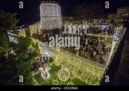 09.12.2017., Rijeka - le luci di Natale sono accese a Trsatska Gradina a Rijeka. Foto: Nel Pavletic/PIXSELL Foto Stock